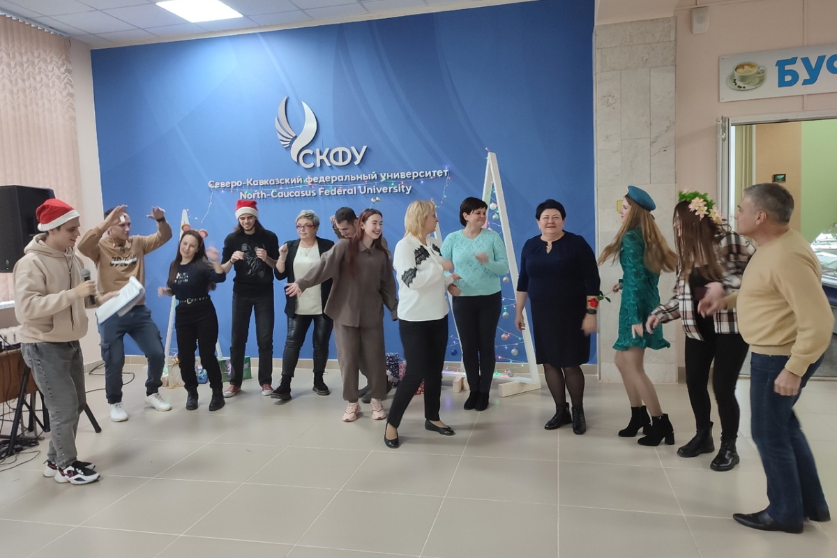 2022.12.27 студенты поздравили коллектив 3.jpg