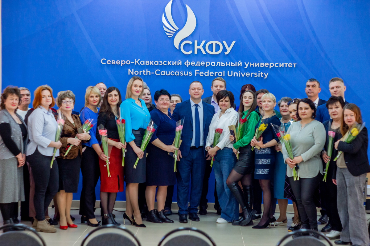 2023.03.10 студенты поздравили женщин 1.jpg