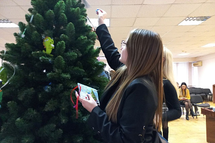 Доброта в действии: участие студентов НТИ СКФУ в благотворительной новогодней акции «Добрая елка»